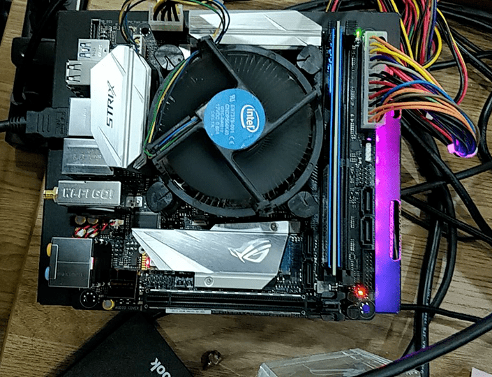 Prime foto ASUS ROG STRIX Z370-I, scheda madre Mini-ITX per Coffee Lake