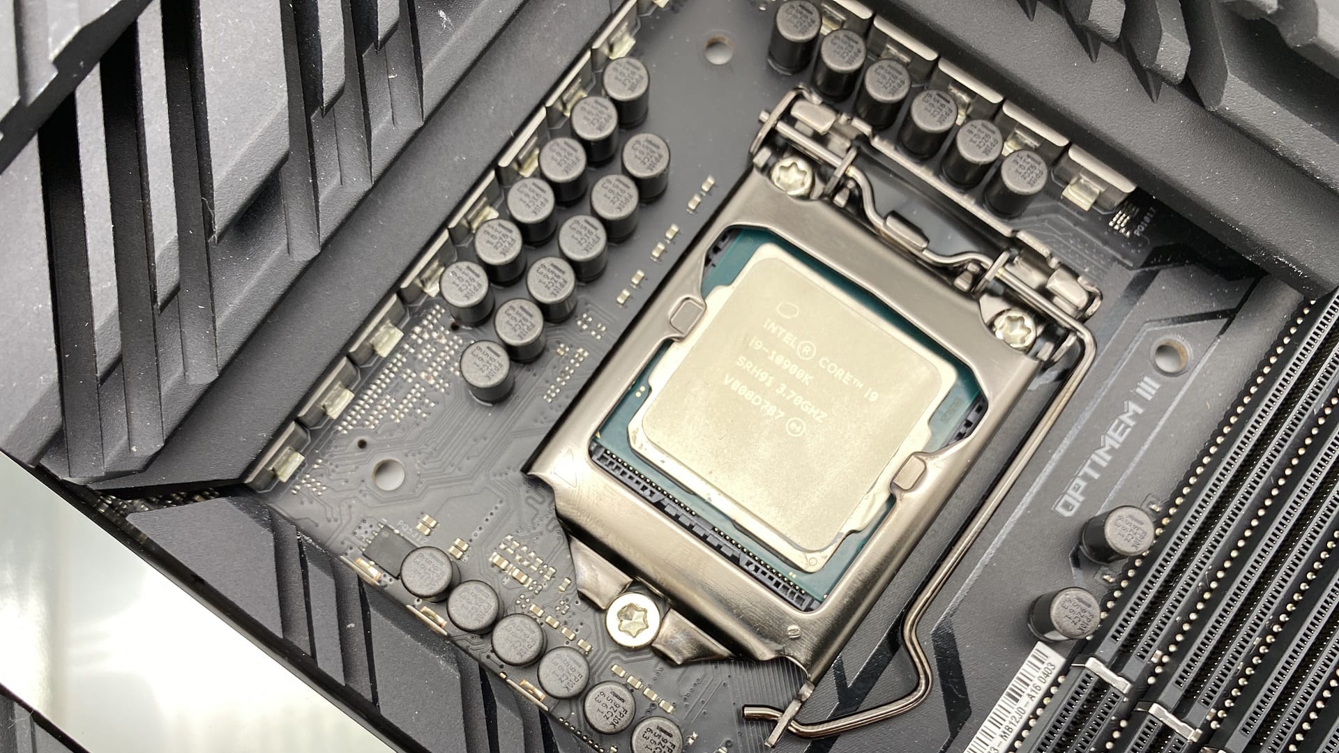 Intel Core i9-10900K Recensione – Il top di gamma Comet Lake