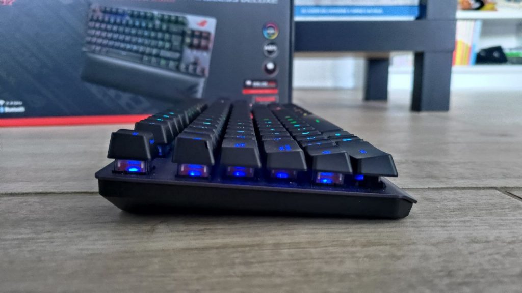 Asus ROG Strix Scope tkl wireless deluxe recensione lato