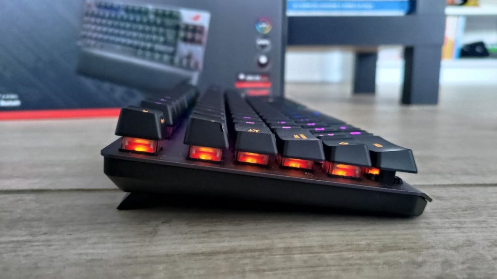 Asus ROG Strix Scope tkl wireless deluxe recensione lato due